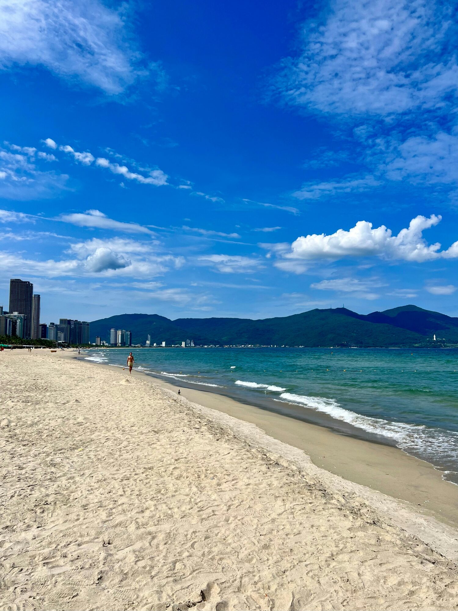 다낭 미케해변의 푸른 바다와 백사장