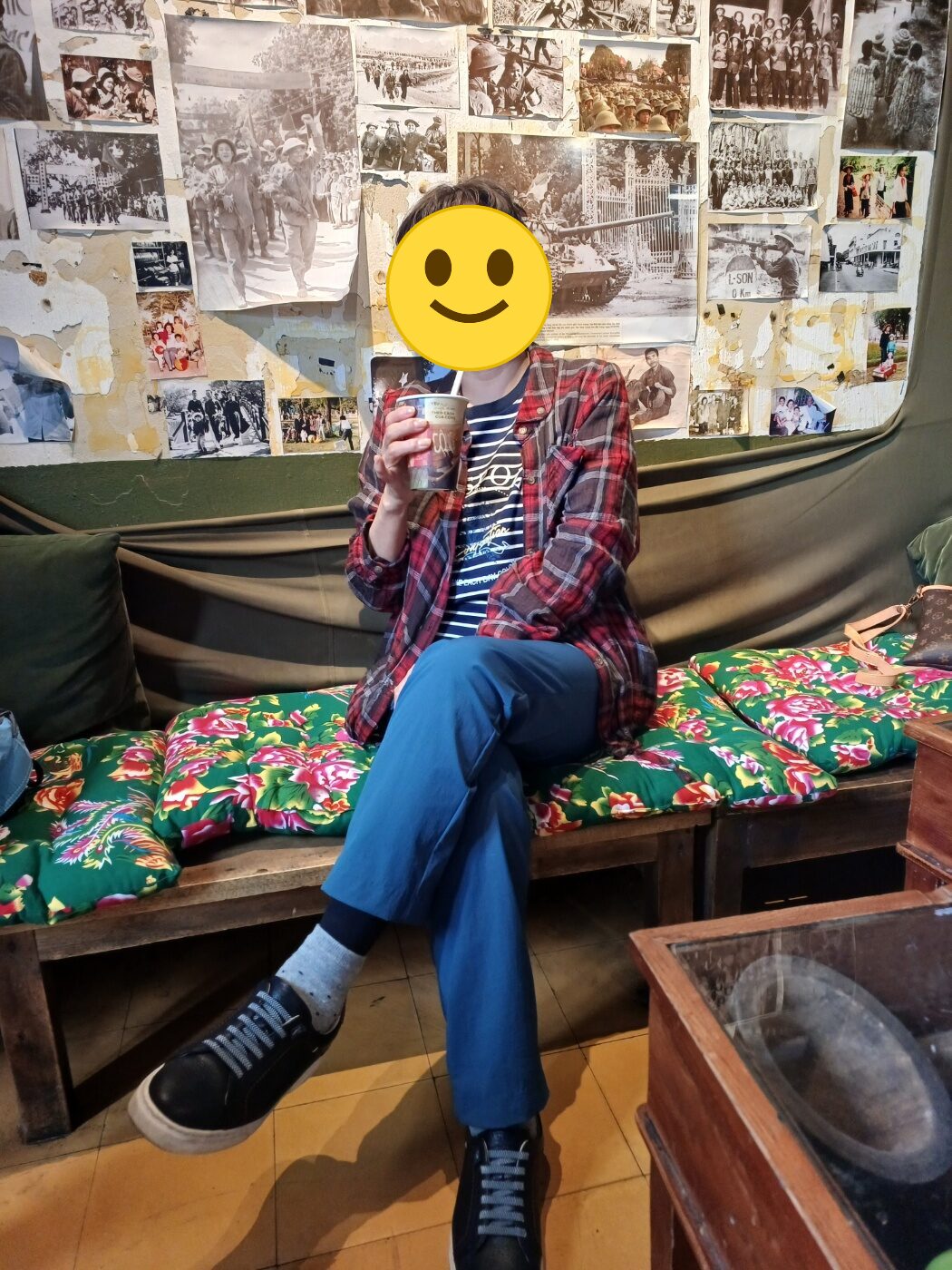 하노이 콩카페에서 코코넛 커피를 마시는 모습
