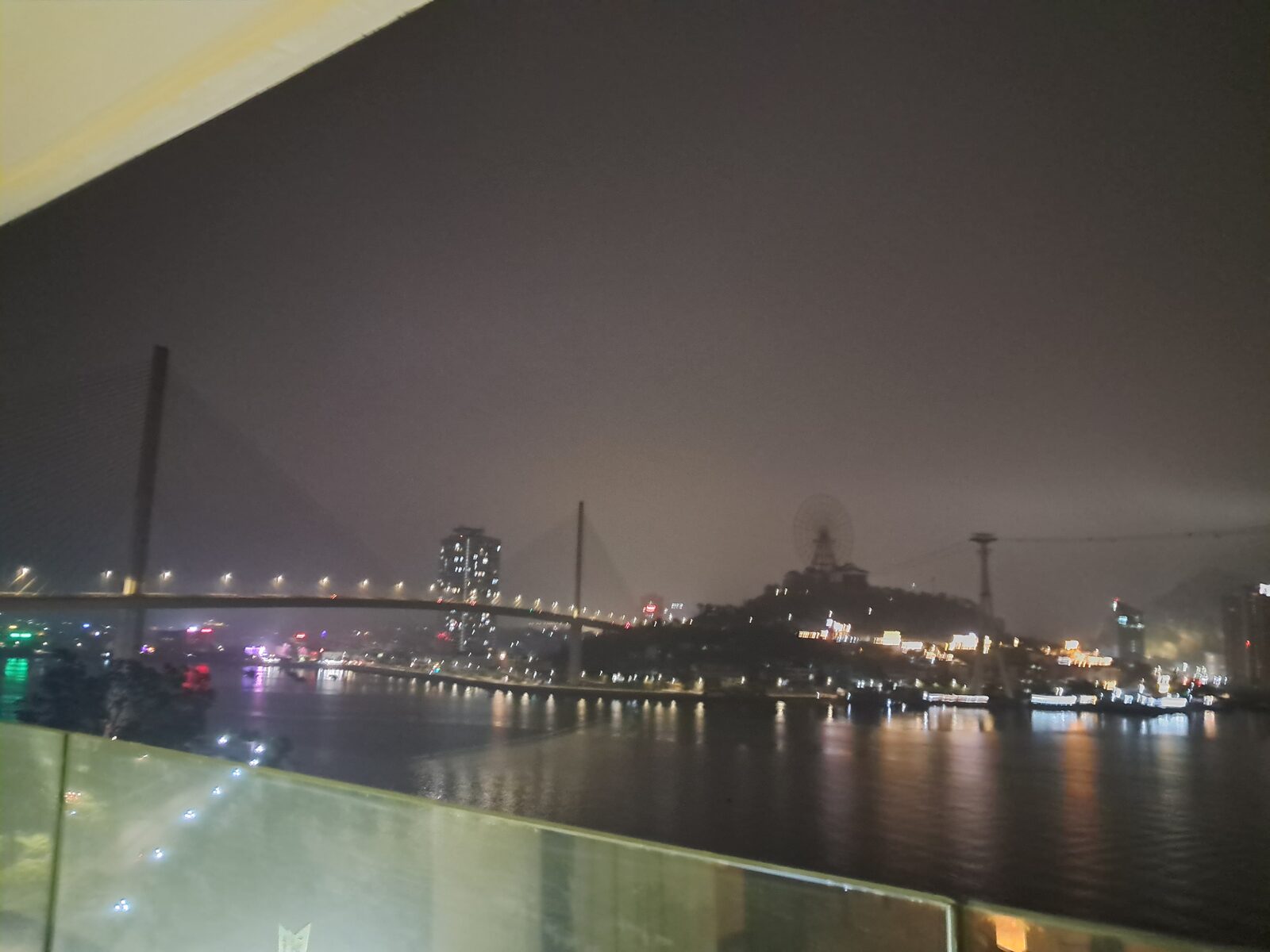 하롱 숙소에서 본 바이짜이 대교와 대관람차 야경