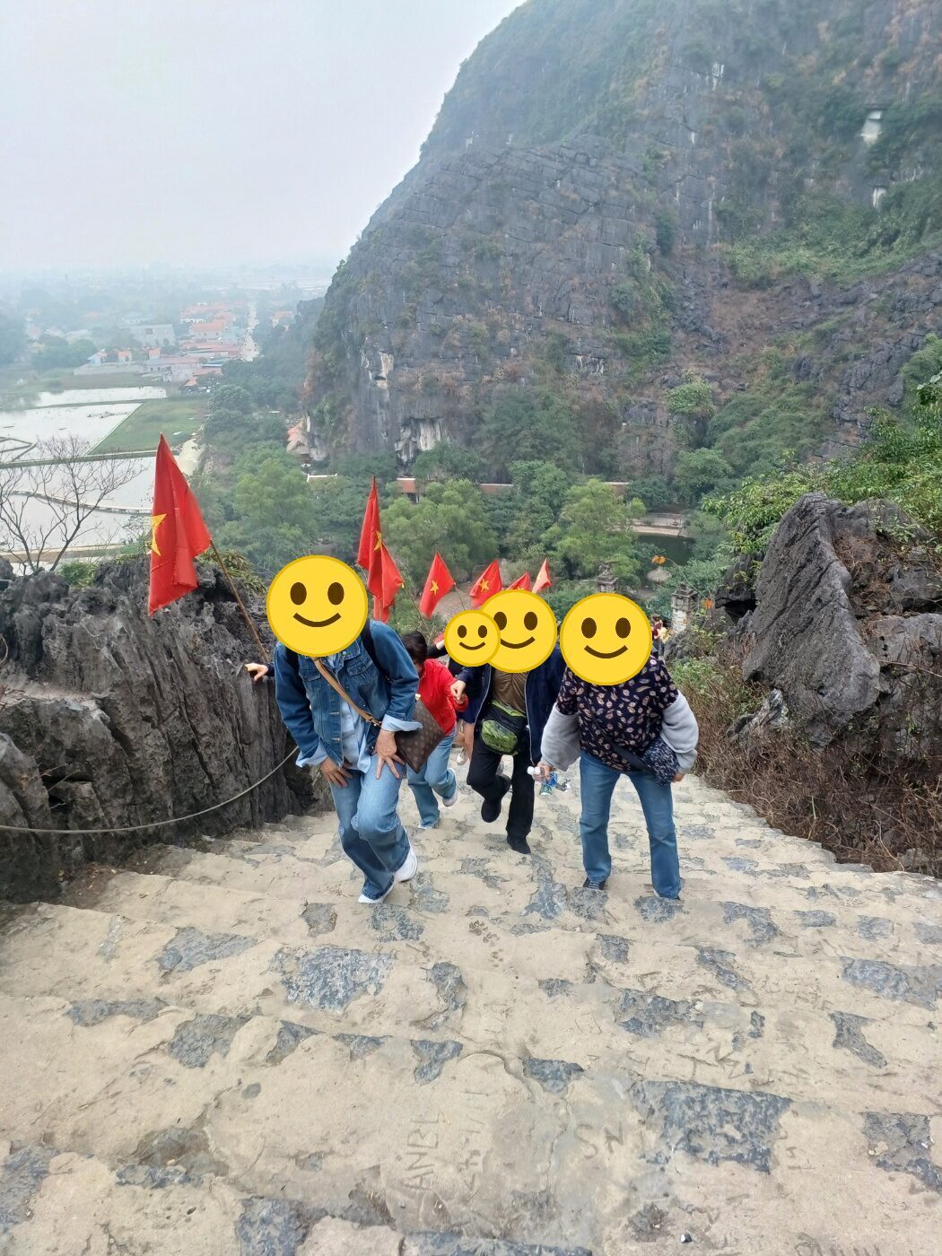 항무아 전망대 계단을 오르는 사람들과 붉은 깃발