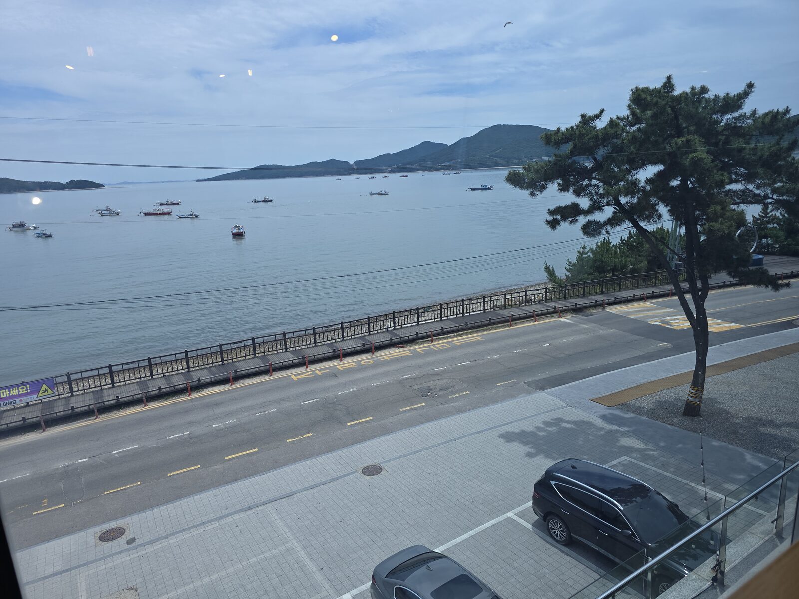 정류장 주변 해안 도로 풍경