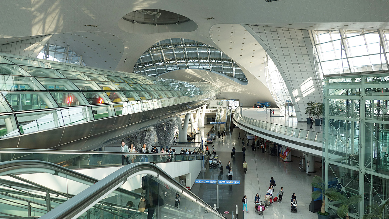 인천공항 철도 이용을 위한 교통센터 내부