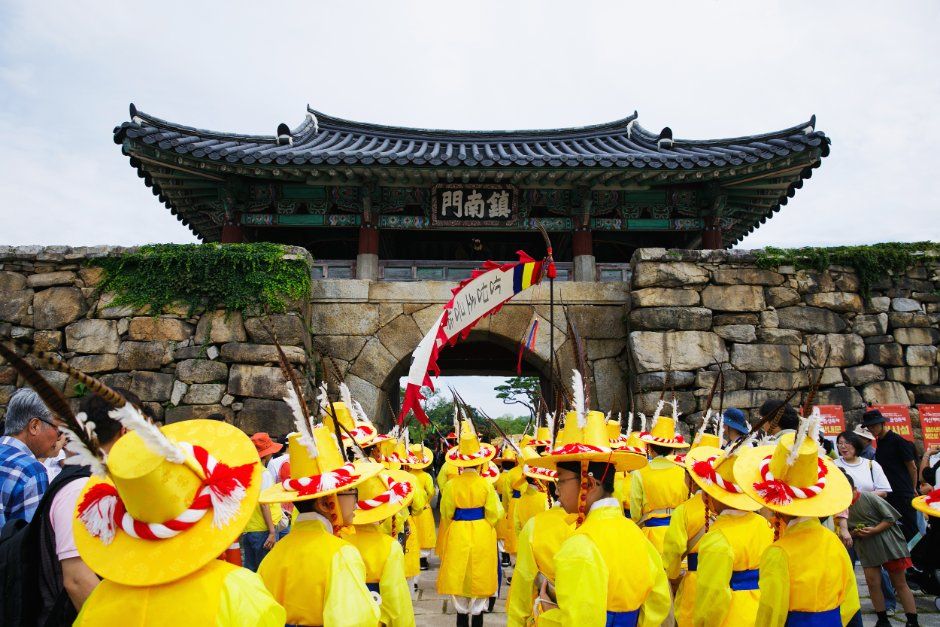 해미읍성 진남문 앞 전통복식 행렬의 기존 축제 사진