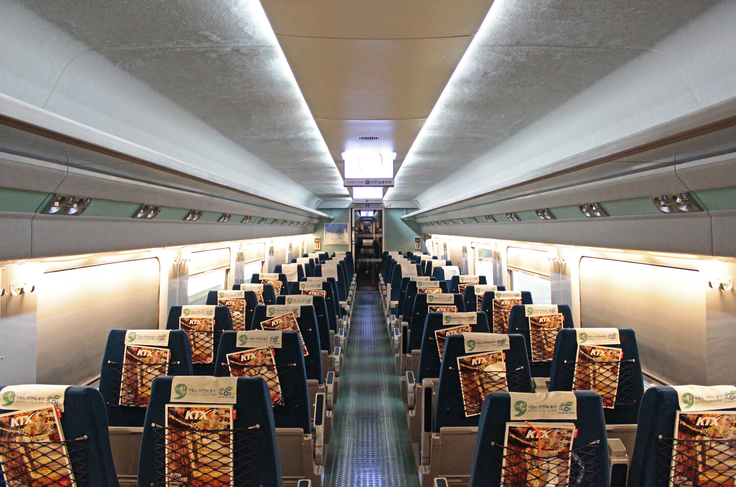 KTX-I 일반실 좌석과 가운데 통로