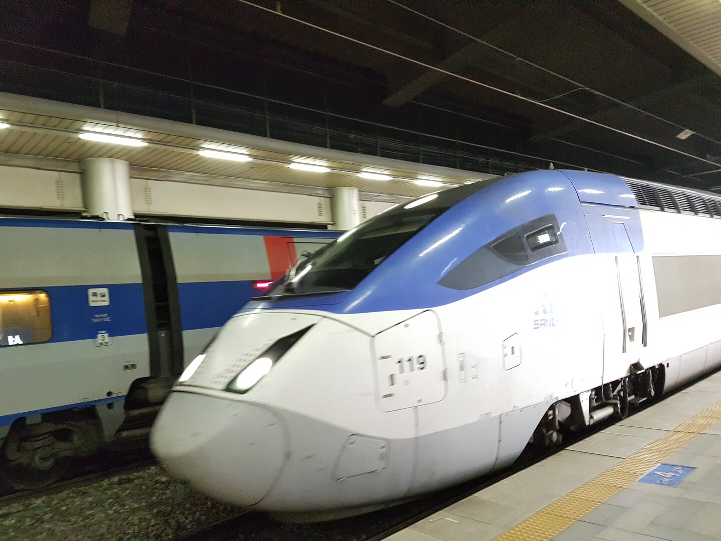 서울역에 정차한 KTX 열차