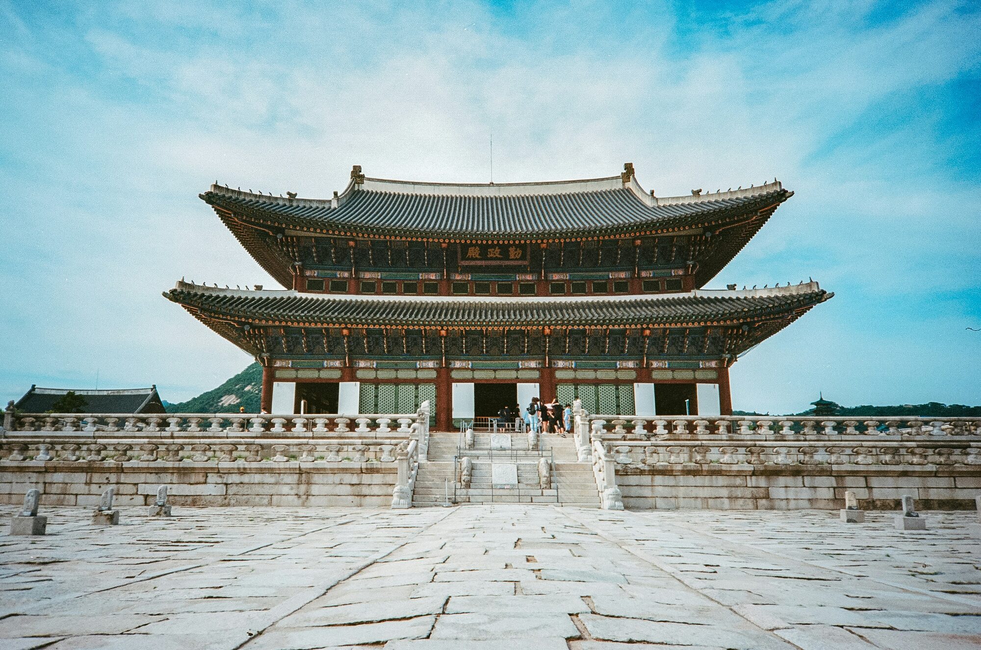 서울 경복궁 근정전과 궁궐 전경
