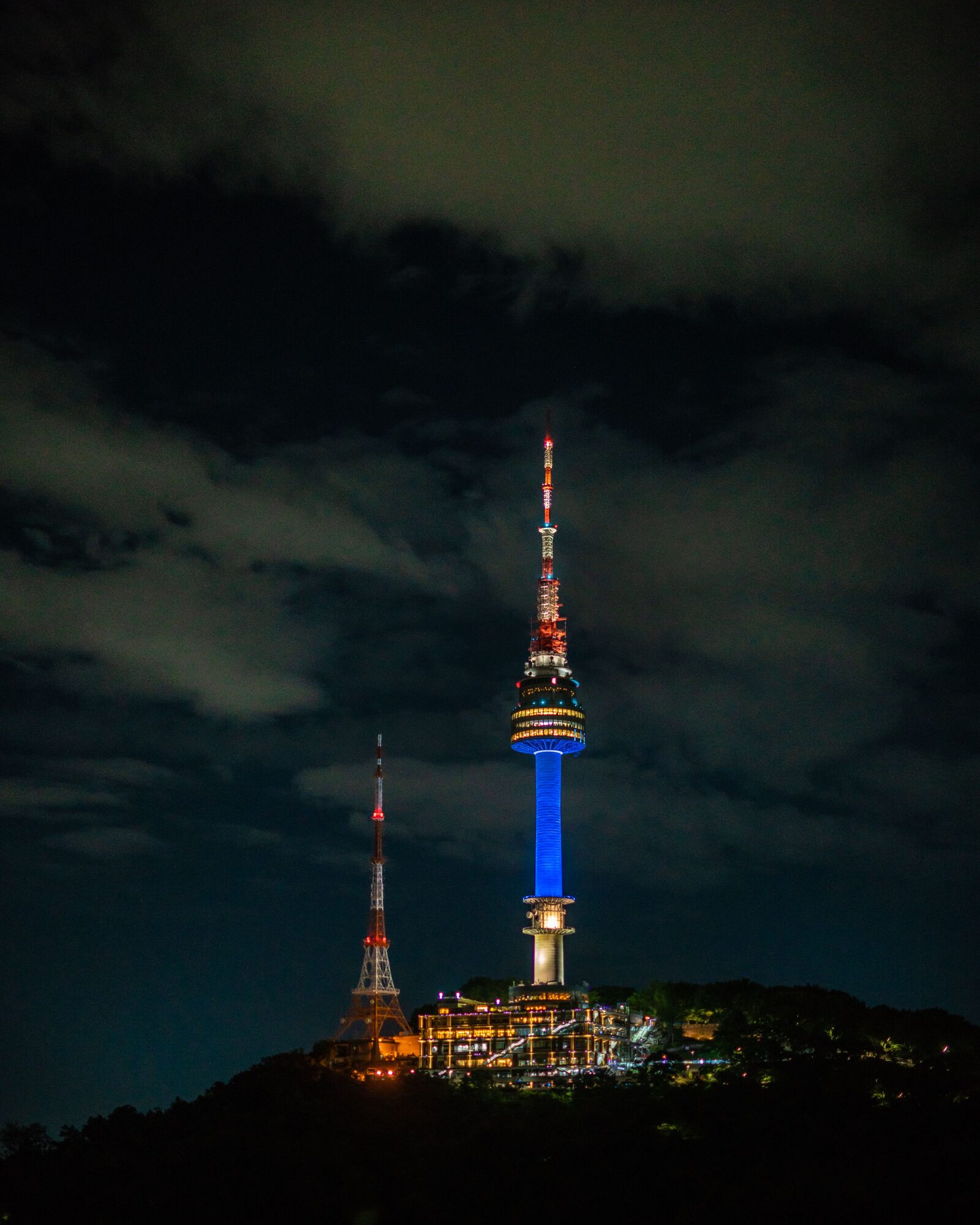 남산 정상의 N서울타워