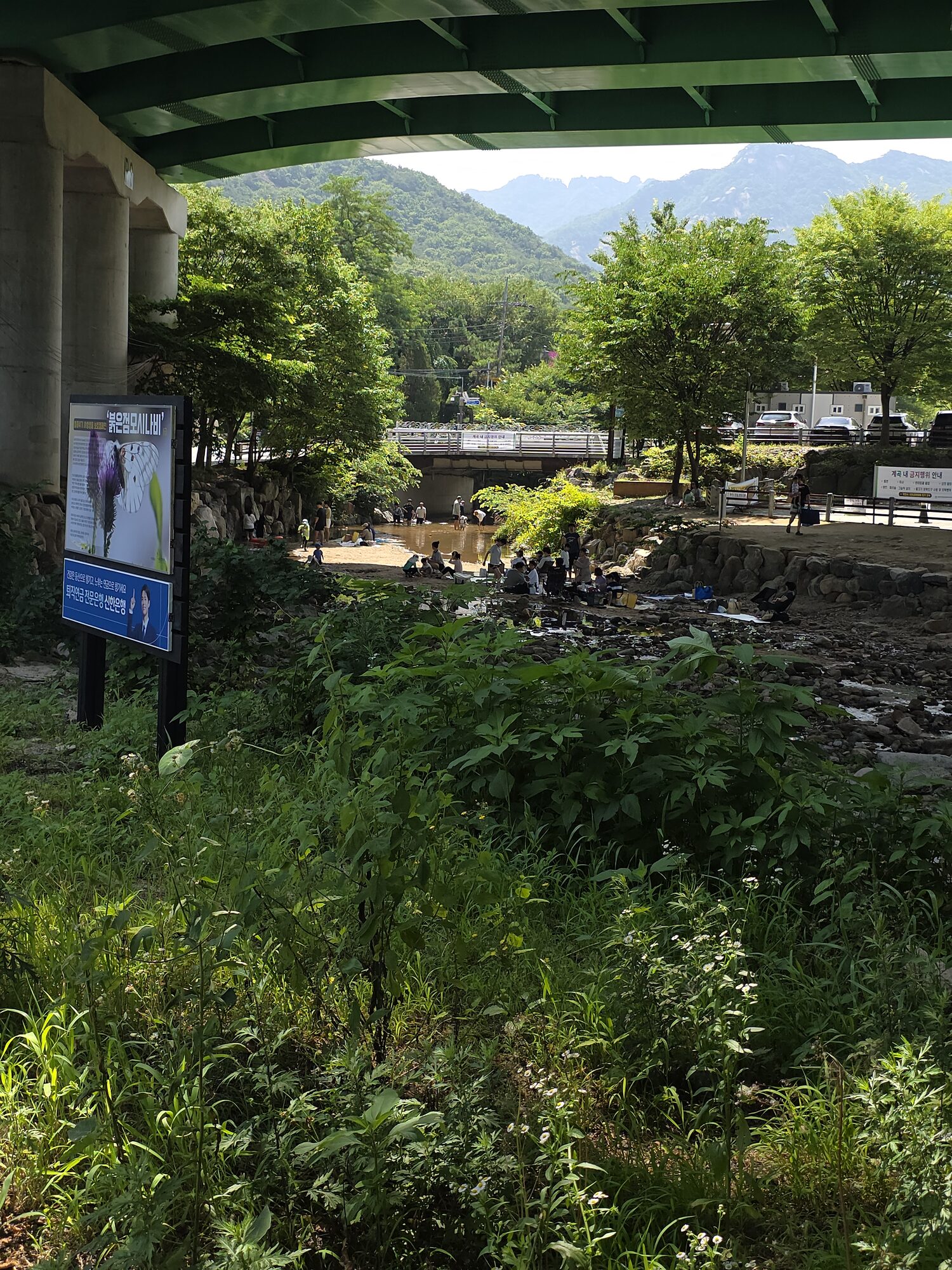 송추계곡 초입의 풍경과 물놀이를 즐기는 사람들