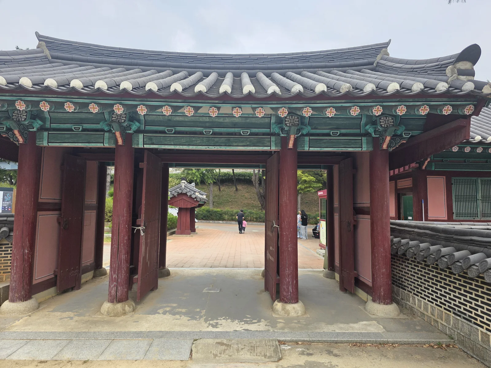 기와지붕 아래로 길이 이어지는 문